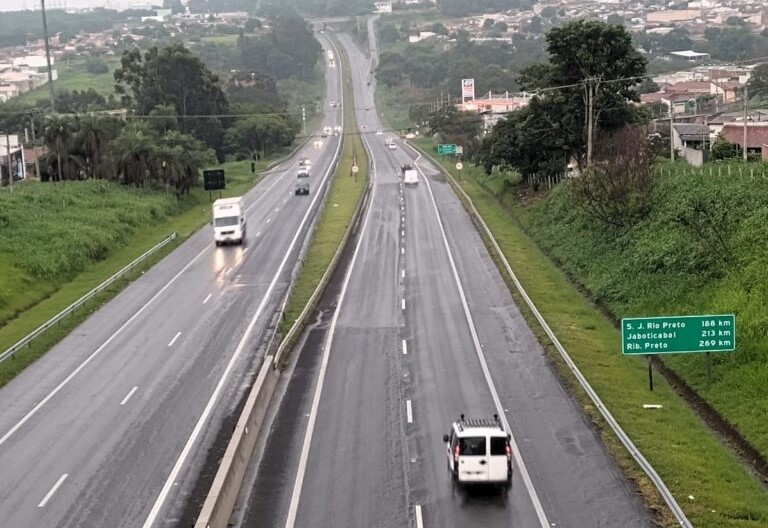 Sob chuva, Marília tem atenção redobrada na rodovia do Contorno