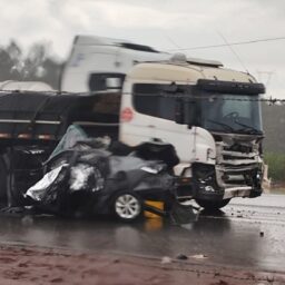 Sob chuva, colisão entre carreta e carro mata motorista em rodovia da região