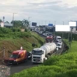 Picape atinge ambulância e causa congestionamento em horário de pico