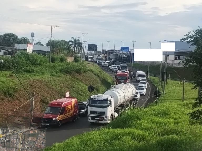 Picape atinge ambulância e causa congestionamento em horário de pico