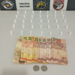 Drogas são encontradas em lixeira na região e suspeito acaba preso pela PM