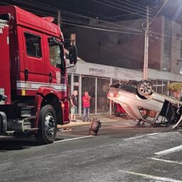 Capotamento na região central da cidade mobiliza resgate do Corpo de Bombeiros