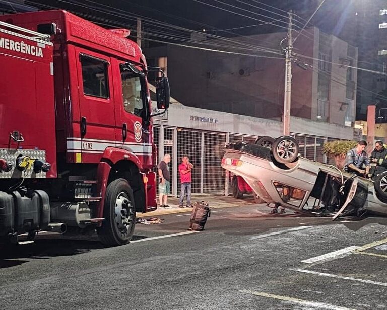 Capotamento na região central da cidade mobiliza resgate do Corpo de Bombeiros