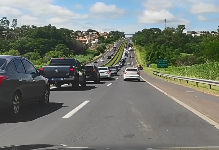 Pedestre é atropelado no Contorno e trânsito tem obstrução