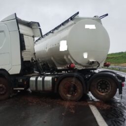 Carreta vai parar em barranco na SP-294; chuva intermitente impõe alerta nas estradas