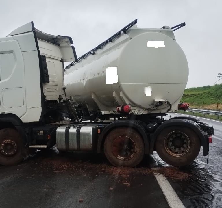 Carreta vai parar em barranco na SP-294; chuva intermitente impõe alerta nas estradas