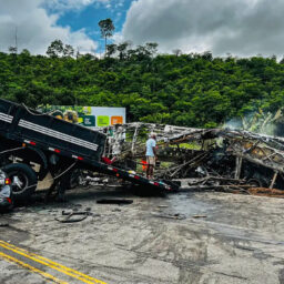 Tragédia em rodovia de Minas Gerais deixa 22 mortos durante a madrugada