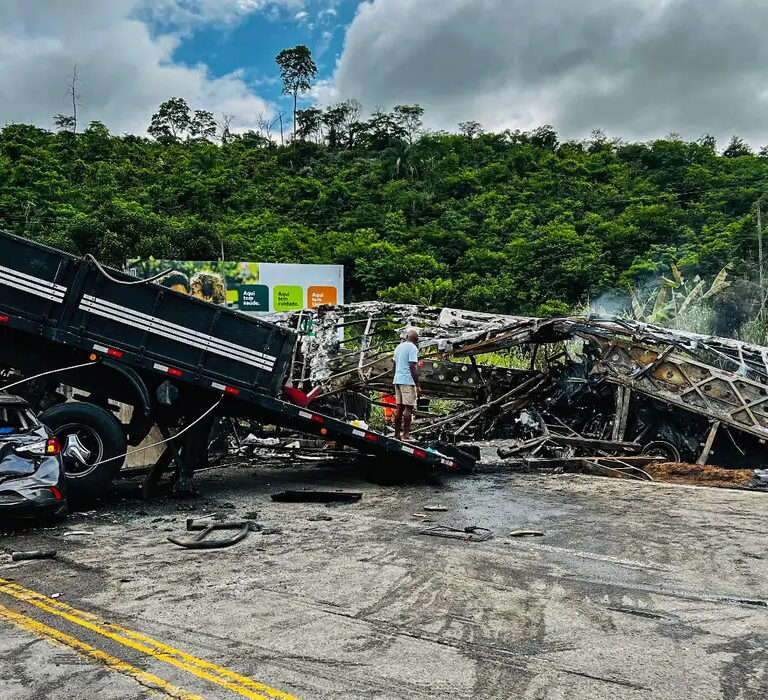 Tragédia em rodovia de Minas Gerais deixa 22 mortos durante a madrugada