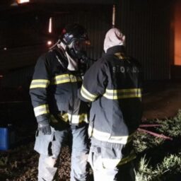 Casa desabitada é destruída por incêndio no bairro Alto Cafezal, no Centro