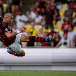 Jogo de despedida de Adriano Imperador termina com vitória rubro-negra