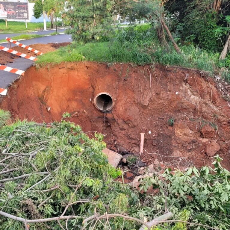 Grande erosão interdita parte de avenida no Jardim Aquarius em Marília