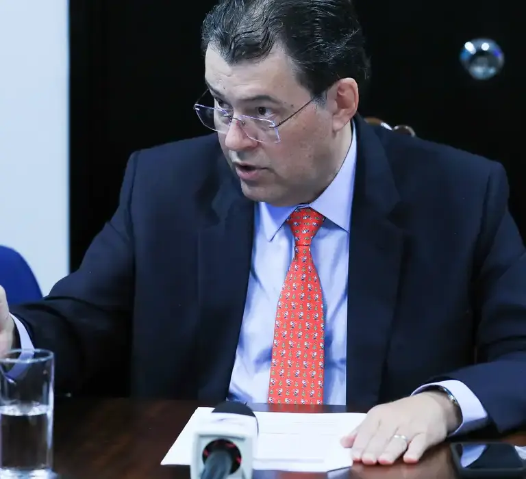 Relator da reforma tributária no Senado inclui armas em Imposto Seletivo