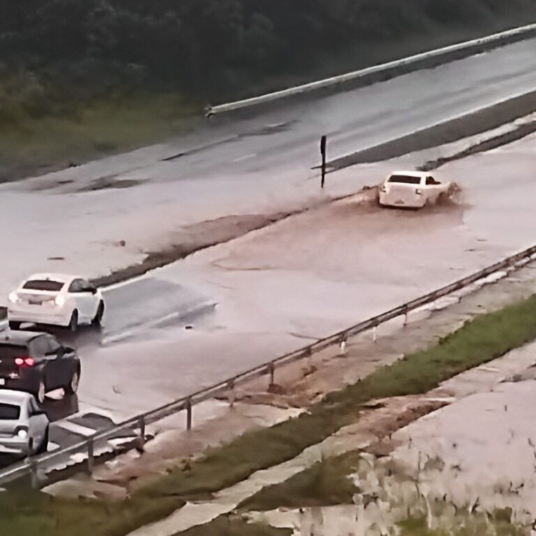 Rodovia recém-duplicada alaga; motoristas encaram perigo