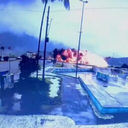 Vídeo mostra avião de pequeno porte explodindo em praia de Ubatuba