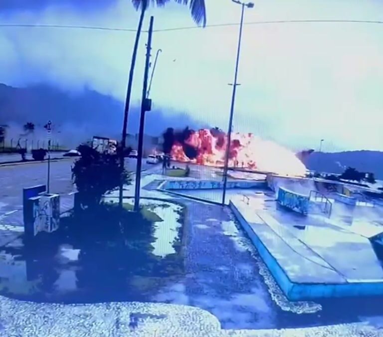 Vídeo mostra avião de pequeno porte explodindo em praia de Ubatuba