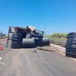 Caminhão com 31 toneladas de vergalhões tomba e interdita rodovia SP-333