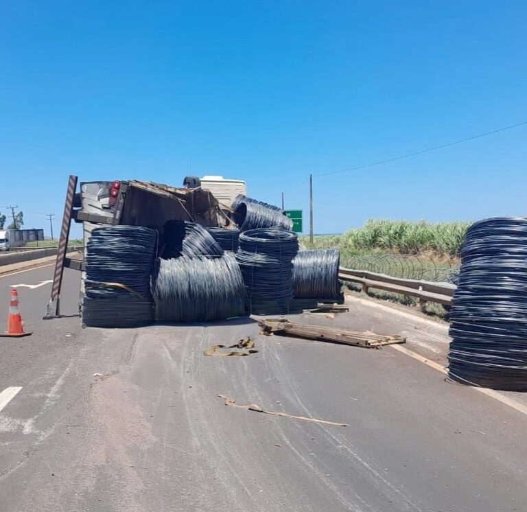 Caminhão com 31 toneladas de vergalhões tomba e interdita rodovia SP-333