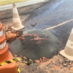 Vazamento de esgoto persiste em condomínio por falta de bomba da RIC