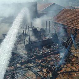 Incêndio destrói casa na região e idosa busca ajuda para recomeçar