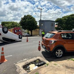 Capotamento na região central tumultua trânsito e deixa uma pessoa ferida