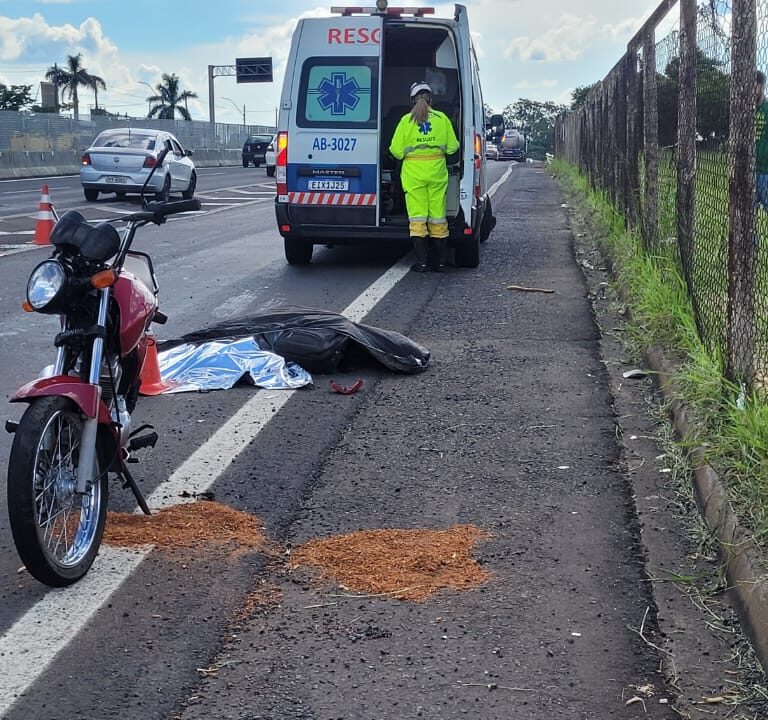 Motociclista morre atropelado por caminhão na SP-294 em Marília