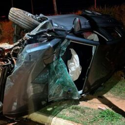 Carro capota na Cascata e deixa estudantes presos nas ferragens