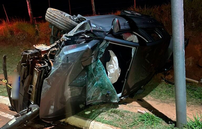 Carro capota na Cascata e deixa estudantes presos nas ferragens