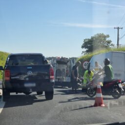 Van colide com motocicleta em alça de acesso à SP-294 e deixa mulher ferida