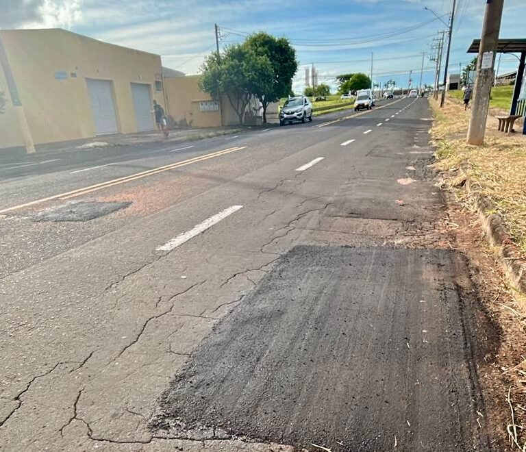 Prefeitura promove reparos na avenida Alcebíades Spadoto, na zona norte
