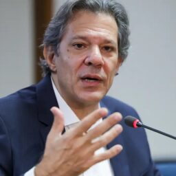 Haddad descarta elevar IOF para conter saída de dólares da economia