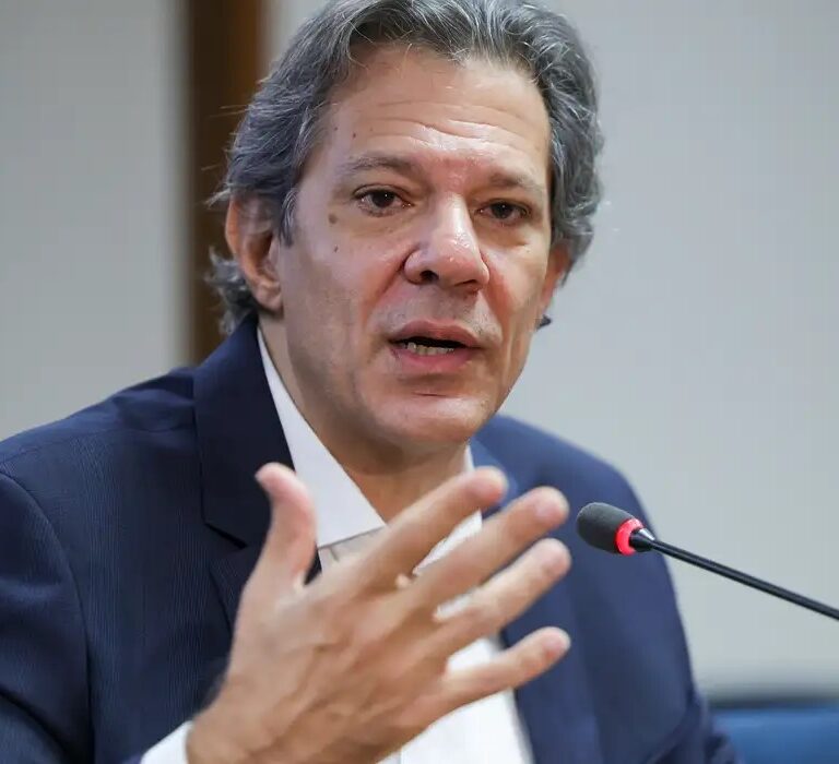 Haddad descarta elevar IOF para conter saída de dólares da economia