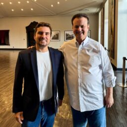 Após cirurgia, Vinicius se reúne com Kassab para discutir demandas de Marília