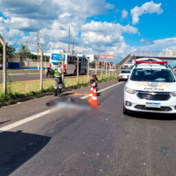 Motociclista que morreu atropelado por caminhão em Marília é identificado