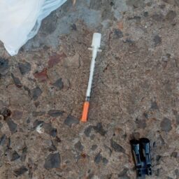 Serviço de coleta tem acidente com objeto cortante e alerta para cuidados