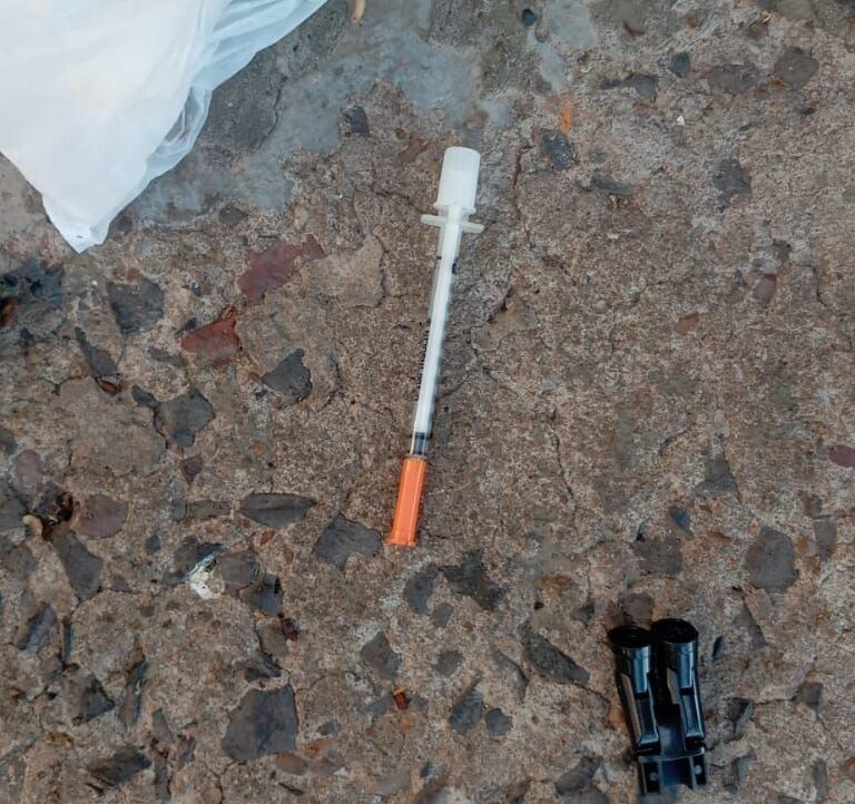 Serviço de coleta tem acidente com objeto cortante e alerta para cuidados