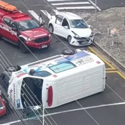 Acidente em cruzamento termina com ambulância capotada no Centro