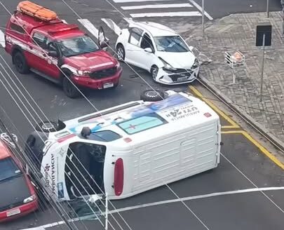 Acidente em cruzamento termina com ambulância capotada no Centro