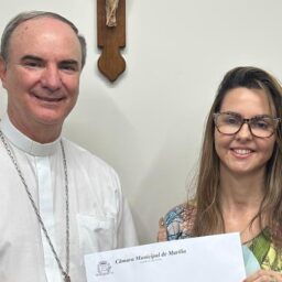 Fabiana Camarinha comunica título de Cidadão Mariliense ao bispo Cipolini