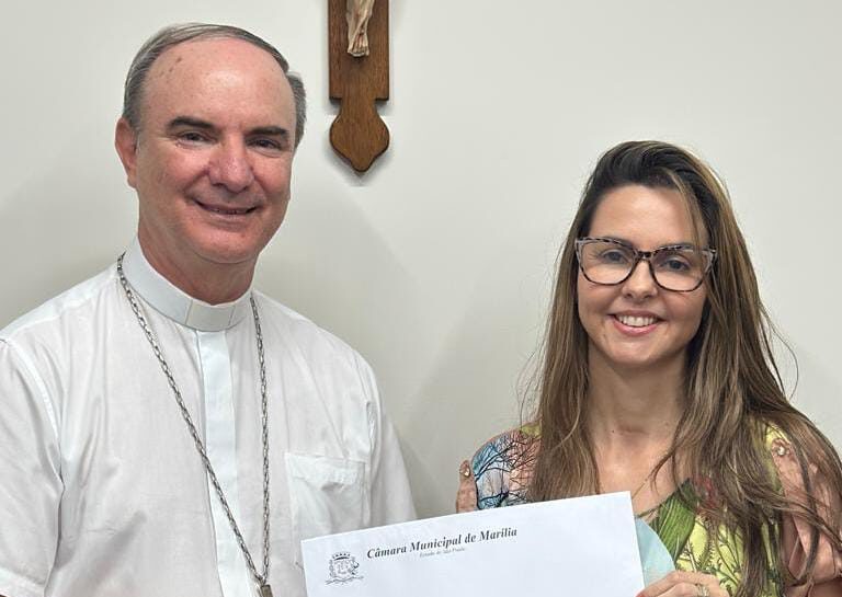 Fabiana Camarinha comunica título de Cidadão Mariliense ao bispo Cipolini