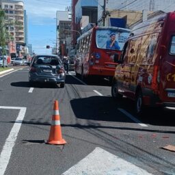 Colisão entre ônibus e carro fere idosa e criança de seis anos