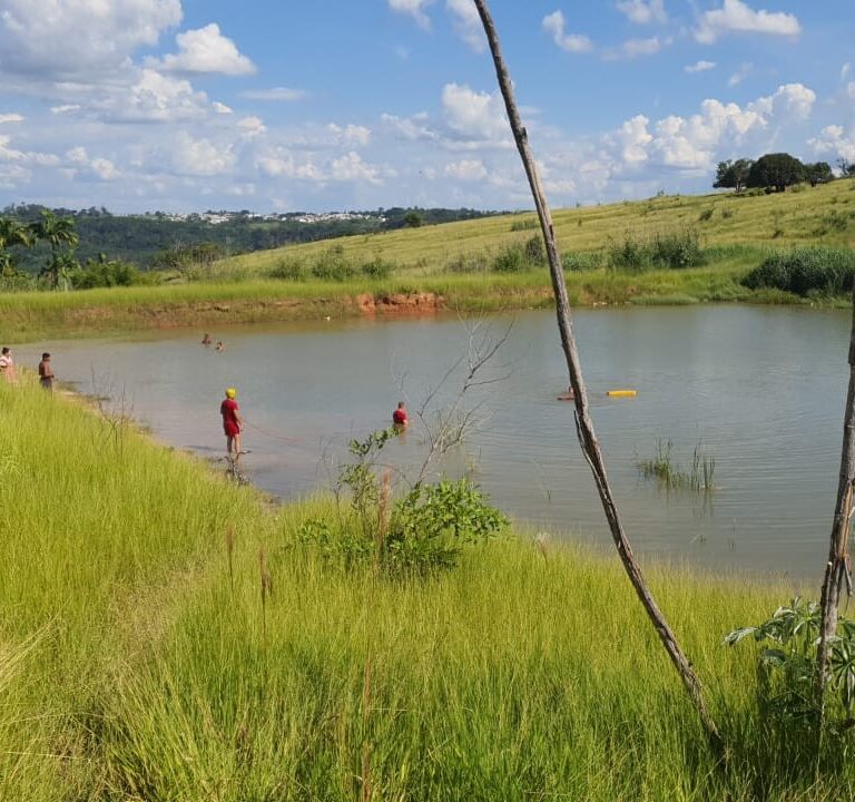 Bombeiros fazem buscas por jovem desaparecido em represa na zona norte