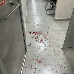 Homem ataca outro com facão em bar após descobrir mensagens para sua esposa