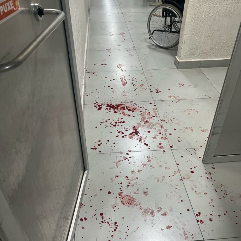 Homem ataca outro com facão em bar após descobrir mensagens para sua esposa