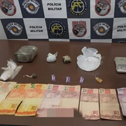 Droga enterrada é descoberta e mãe relata ter estranhado filho revirando o quintal