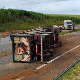 Caminhão tomba na SP-333 em Marília e espalha carga de pedrisco