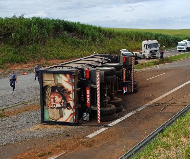 Caminhão tomba na SP-333 em Marília e espalha carga de pedrisco