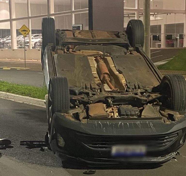Mulher capota veículo em avenida no Fragata na madrugada