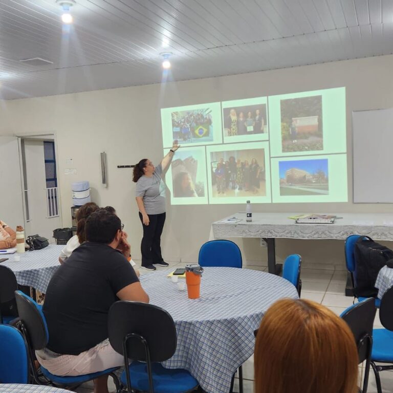 Educação promove curso de capacitação em inglês para professores de Emef