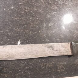 Homem tenta beijar jovem à força, ataca família com facão e acaba preso em Quintana