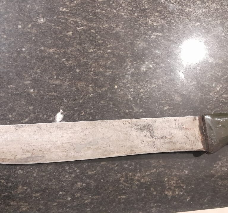 Homem tenta beijar jovem à força, ataca família com facão e acaba preso em Quintana